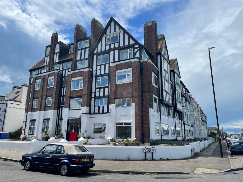 Lot: 96 - TWO-BEDROOM FLAT FOR INVESTMENT -